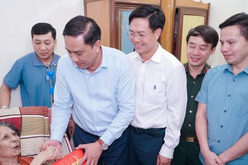 Phó Bí thư Tỉnh ủy Hoàng Giang thăm, tặng quà gia đình chính sách người có công tại huyện Bảo Yên