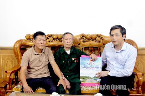 Đồng chí Bí thư Thành ủy Tạ Đức Tuyên tặng quà chiến sỹ Điện Biên phường Ỷ La