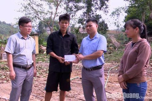 Lâm Bình hỗ trợ gia đình có nhà bị sập hoàn toàn do mưa bão