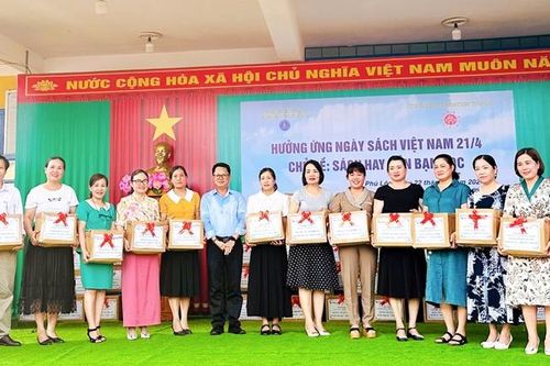 Trao tặng 94 tủ sách lớp học tại huyện Phú Lộc