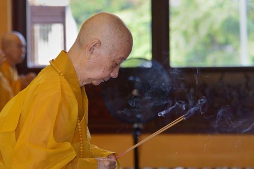 Đức Pháp chủ cùng chư Trưởng lão Bố-tát, thính giới chung với chư Tăng TP.HCM