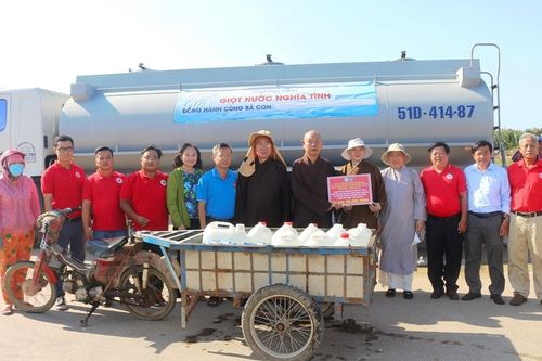 Chương trình 'Giọt nước nghĩa tình' đến với người dân vùng nhiễm mặn H.Cần Giuộc, Long An
