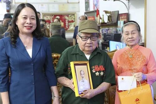 Quyền Chủ tịch nước dâng hương tưởng niệm anh hùng liệt sĩ tại Điện Biên Phủ, thăm các chiến sĩ Điện Biên