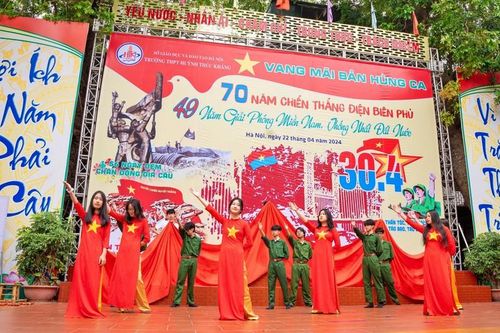 Vang mãi bản hùng ca - chương trình nghệ thuật ấn tượng của Trường Huỳnh Thúc Kháng, Hà Nội