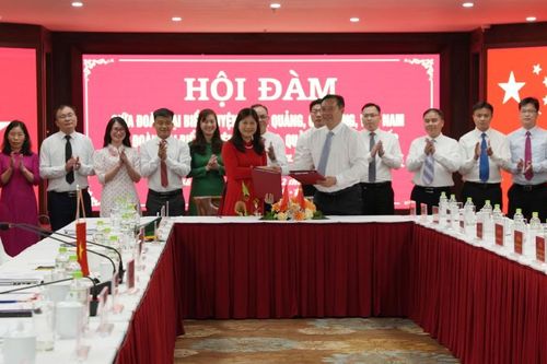 Hội đàm giữa đoàn đại biểu Huyện ủy Hà Quảng (Việt Nam) và đoàn đại biểu Huyện ủy Nà Po (Trung Quốc)