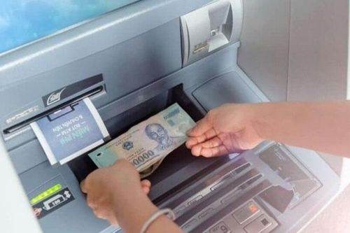 Chuyển tiền mặt vào tài khoản ngân hàng bằng 3 cách đơn giản