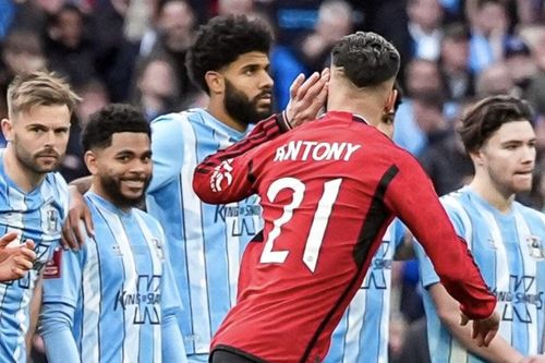 Chế giễu đối thủ, ngôi sao Man Utd bị chỉ trích