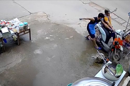 Chủ quán vô tình vặn tay ga, khách hàng và xe máy lao vào lò quay vịt