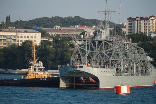 Ukraine tấn công tàu chiến 100 tuổi của hải quân Nga