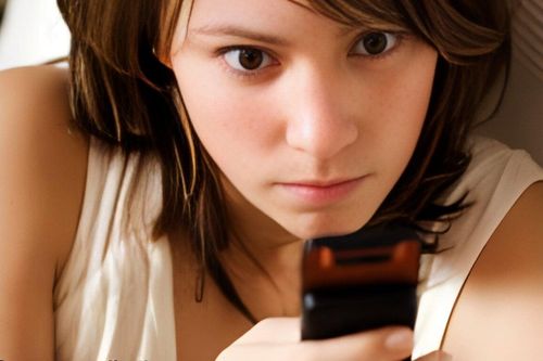 Gọi điện 100 cuộc mỗi ngày mà bạn trai không bắt máy, cô gái dọa nhảy lầu