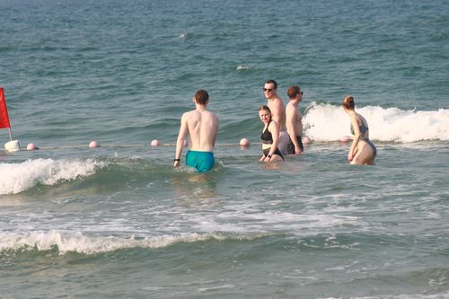 Nắng nóng gay gắt, du khách nước ngoài đổ ra bãi biển đẹp nhất châu Á giải nhiệt