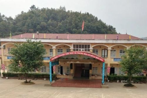 Công an vào cuộc làm rõ vụ bé gái lớp 1 nghi bị cô giáo đánh tím mắt ở Yên Bái