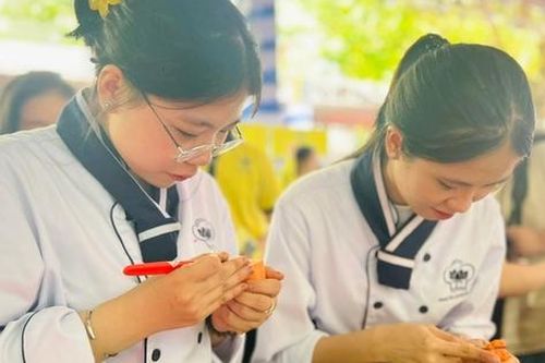 Được khuyên thi hoa hậu, nữ sinh do dự khi chọn nghề 'lăn vào bếp'