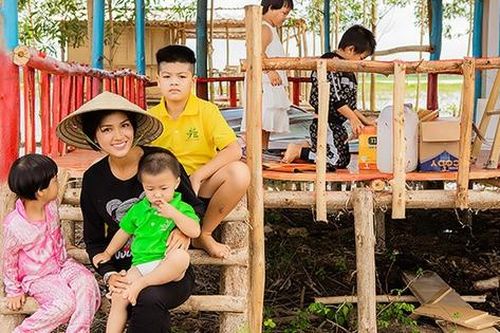 Điều ít biết về cuộc sống của Hoa hậu đông con nhất Việt Nam sau khi 'bỏ phố về rừng'