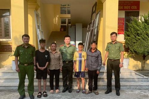 Bàn giao 2 anh em đạp xe từ Điện Biên về Hà Nội tìm mẹ cho gia đình