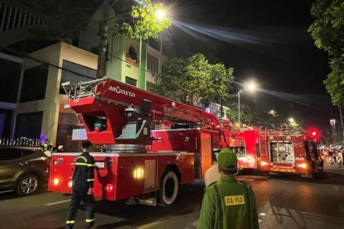 Cứu thành công 2 vợ chồng trong căn nhà bốc cháy