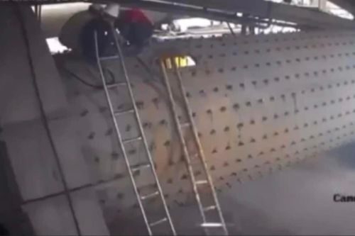 Khoảnh khắc máy nghiền đá bị kích hoạt bất ngờ khiến 7 công nhân đang sửa chữa tử vong
