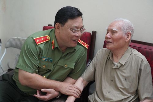 Giám đốc Công an thành phố Hà Nội tri ân các đồng chí tham gia chiến trường B,C,K