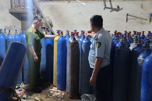 Thu giữ hàng trăm bình chứa 'khí cười' không có hóa đơn chứng từ