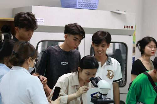 Gần 1000 học sinh trải nghiệm 'một ngày làm sinh viên'