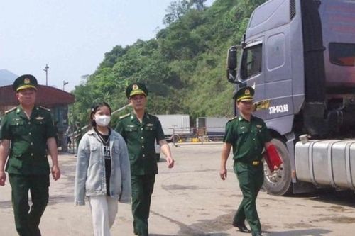Giải cứu bé gái 13 tuổi bị lừa bán sang nước ngoài