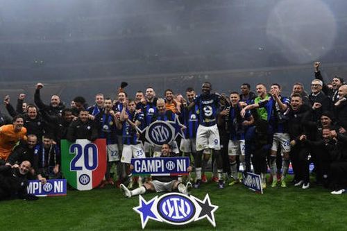 Thắng Milan, Inter vô địch Serie A lần thứ 20 trong trận cầu căng thẳng với 3 thẻ đỏ