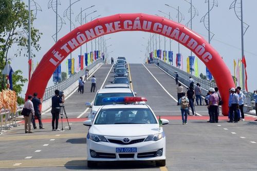 Thông xe cầu Châu Đốc bắc qua sông Hậu