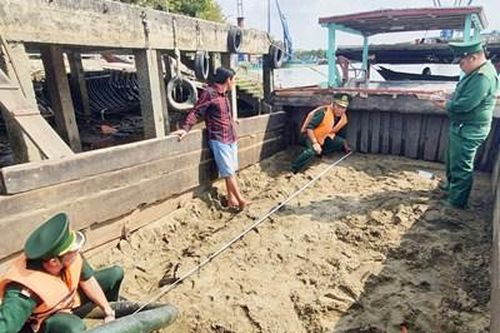 Trạm Biên phòng cửa khẩu cảng Nhà Rồng bắt giữ phương tiện vận chuyển cát trái phép