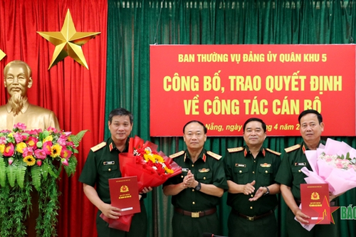 Quân khu 5 trao quyết định bổ nhiệm lại chức vụ và nâng lương sĩ quan cấp tướng