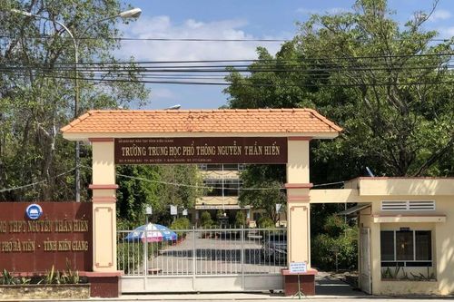 Khai trừ Đảng thầy giáo làm học sinh có thai
