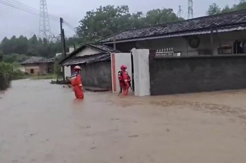 Video mưa lớn đe dọa lũ lụt nghiêm trọng hiếm có ở Trung Quốc