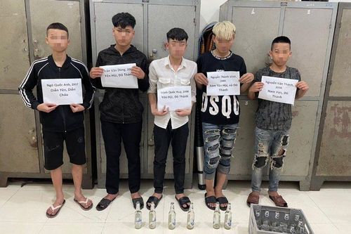 Nhóm thanh niên dùng hung khí đánh người đi đường để lấy 'số má'