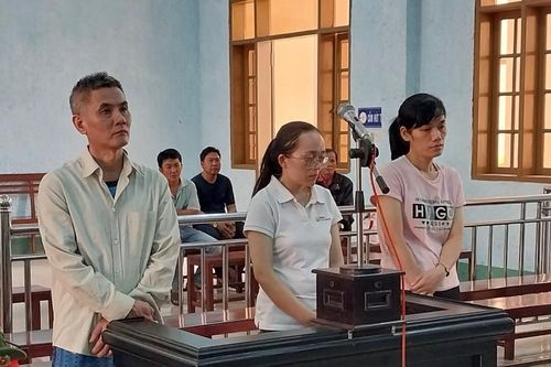 Mê cá độ đá bóng, cửa hàng trưởng 'tham ô tài sản' lĩnh án