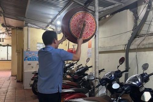 Tận thấy học sinh trường trung tâm quận Hoàn Kiếm học chung với nhà dân, sân chùa