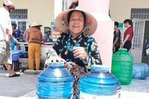 Quân khu 9 chở nước đến người dân vùng hạn, mặn Cà Mau