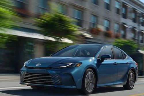 Toyota 'phủ xanh' thêm hai dòng xe ăn khách