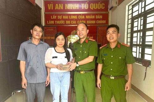 Người phụ nữ hạnh phúc khi nhận lại 400 triệu đồng chuyển nhầm cho người khác