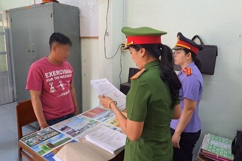 Bắt tạm giam tài công trong vụ phà đâm tàu du lịch