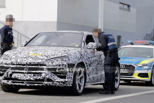 Lamborghini Urus chạy thử bị cảnh sát giao thông tuýt còi vì thiếu biển số