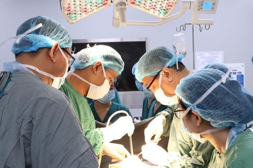 Hai cuộc mổ cùng lúc cứu người phụ nữ 70 tuổi mắc 2 loại ung thư