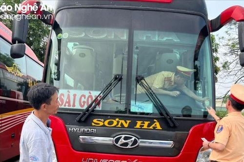Cảnh sát giao thông Nghệ An dán logo nhắc nhở lái xe an toàn trên phương tiện kinh doanh vận tải