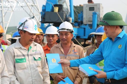 Liên đoàn Lao động tỉnh trao quà tặng công nhân thi công đường dây 500kV tại Diễn Châu và Nghi Lộc