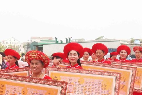 Xem lễ rước thần trong Lễ hội Đền Nguyễn Cảnh Hoan