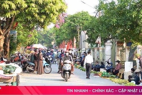 Đường giao thông thành nơi họp chợ!