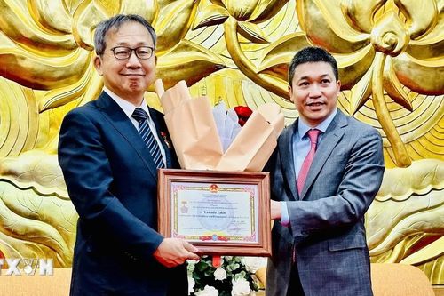 Trao Kỷ niệm chương tặng Đại sứ Nhật Bản tại Việt Nam Yamada Takio