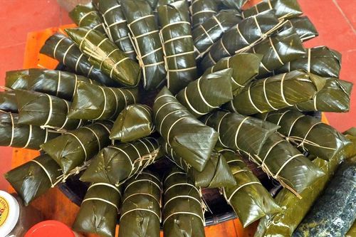 Bánh chưng đen - món ăn không thể thiếu trong dịp Tết cổ truyền của dân tộc Tày