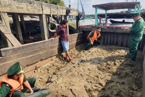 Biên phòng TP Hồ Chí Minh bắt giữ phương tiện vận chuyển cát trái phép