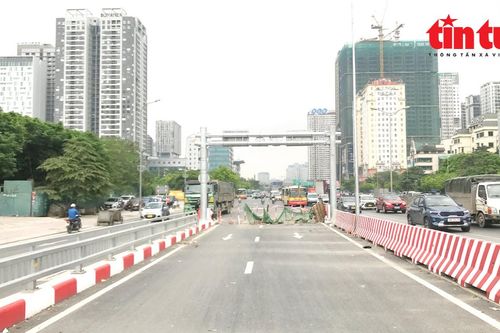 Rào chắn ngăn xe máy lên cầu vượt thép Mai Dịch chưa được thông xe