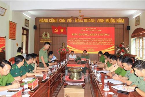 Khen thưởng tập thể, cá nhân phá vụ án buôn bán vàng giả