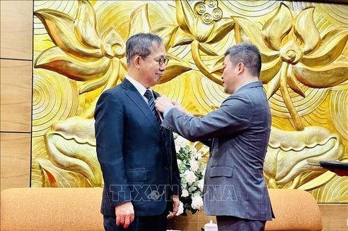 Trao Kỷ niệm chương 'Vì hòa bình, hữu nghị giữa các dân tộc' tặng Đại sứ Nhật Bản tại Việt Nam